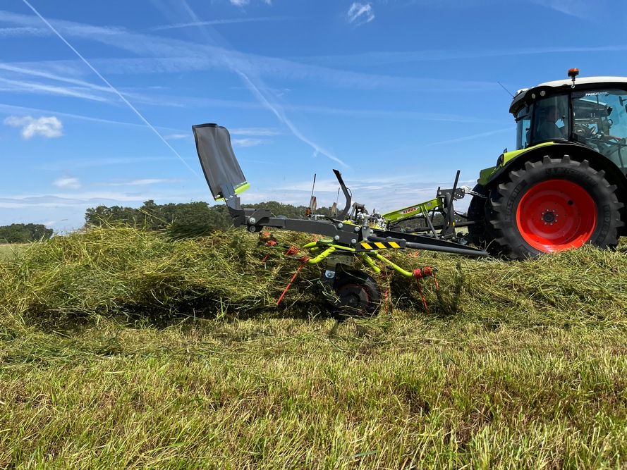 Selon Claas, le faible diamètre des rotors et les doubles charnières du châssis assurent un excellent ramassage de la récolte.