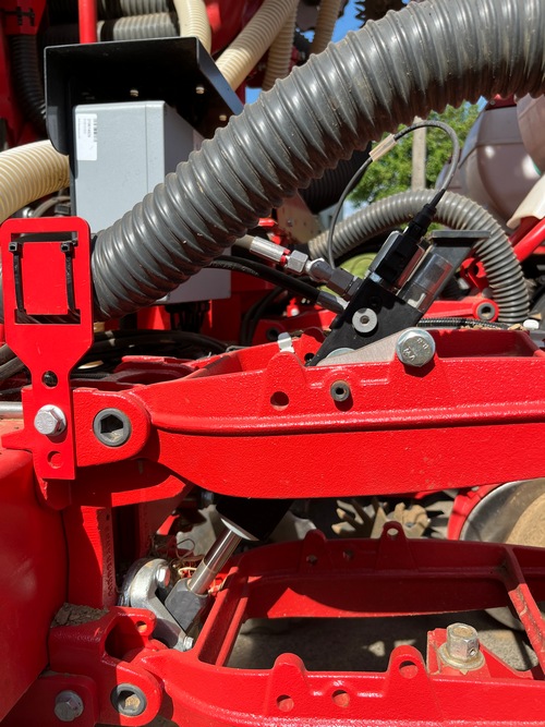 Le vérin de lestage du dispositif Geoforce corrige la pression appliquée sur les roues de jauges, afin de conserver un profondeur de semis identique sur l'ensemble de la parcelle.