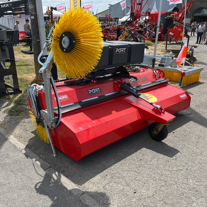 Sur son stand, Packo Handling a présenté deux nouvelles marques qu’il importe : les remorques Hubière et les brosses Part.