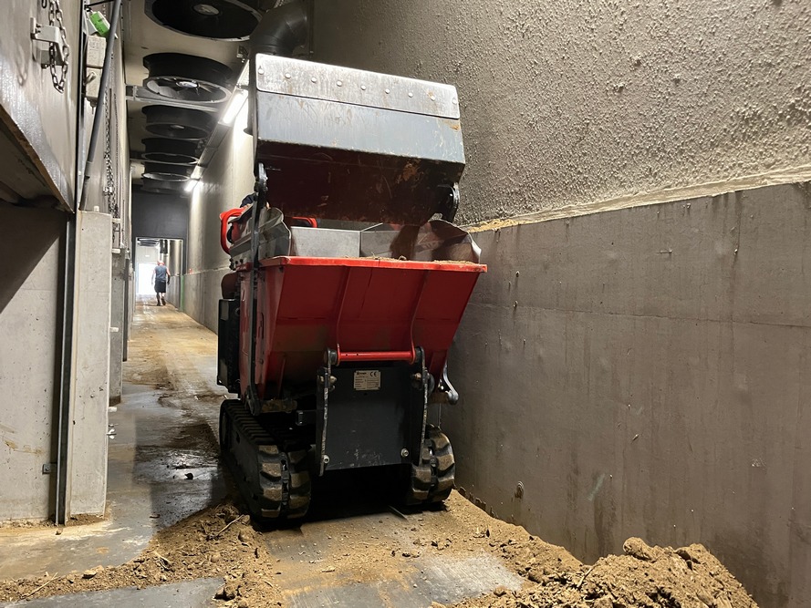 Si le local technique dispose d’une rampe d'accès, la terre peut être évacuée à l'aide d'un mini-dumper à chenilles et il n’est alors pas nécessaire de démonter de caillebotis.
