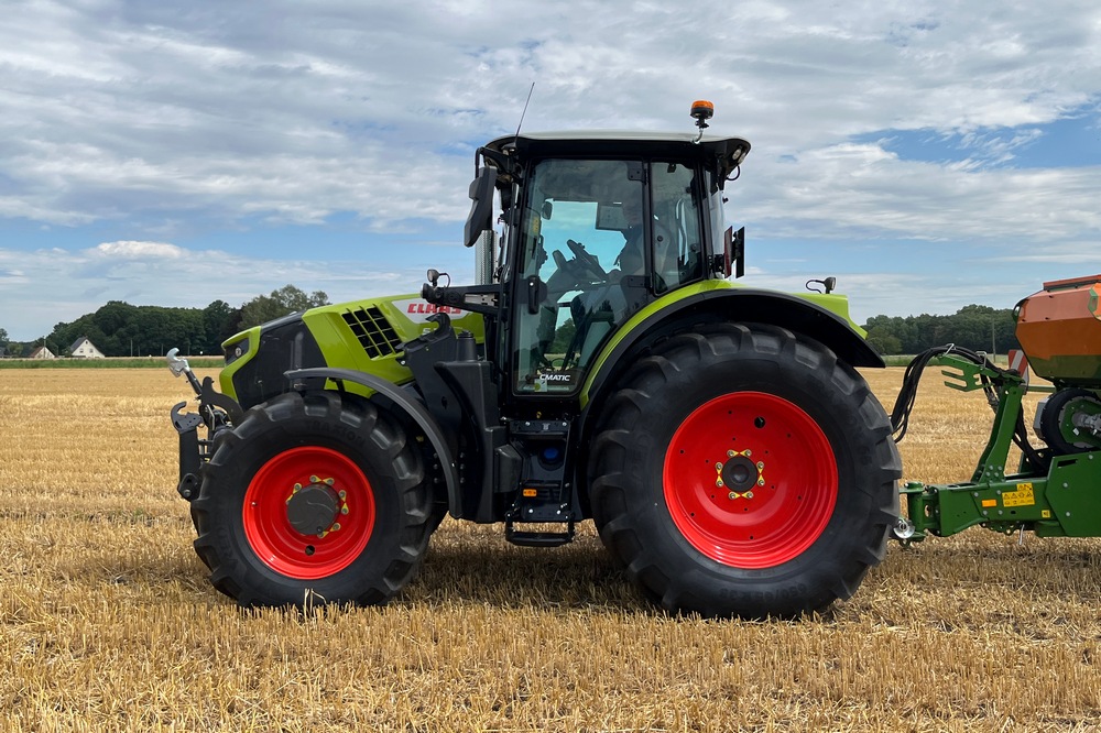Le Claas Arion 5.180 Cmatic affiche un rapport poids/puissance d’environ 42,8 kg/ch.