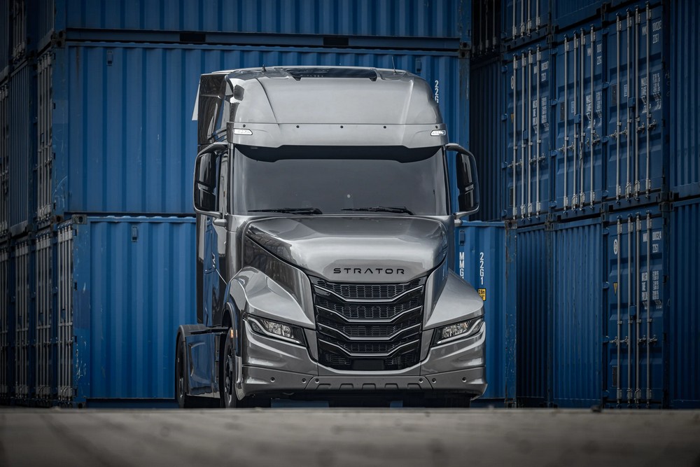 Iveco Schouten relance le camion à capot Strator en Europe. Une silhouette emblématique qui fait son retour sur les routes.