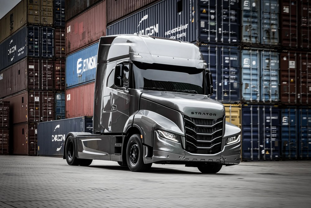 Iveco Schouten relance, pour le marché européen, le camion à capot Strator. Un modèle au design emblématique, immédiatement reconnaissable sur la route.