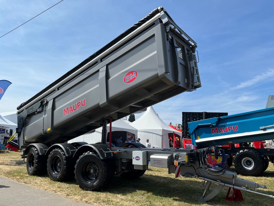 La benne Maupu TDM 8634 EVO Isobus présente à la Foire de Libramont est destinée à un client belge. Elle a été commandée dans une teinte personnalisée combinant le gris martelé avec des touches noires.
