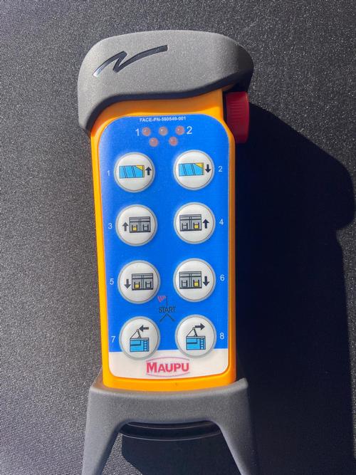 Depuis la télécommande, il est possible de commander la bâche, la porte arrière ou encore les trappes à grains.
