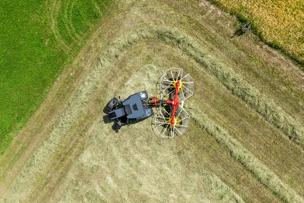 Grâce à sa tête d'attelage pivotante, le nouveau Pöttinger Top V 6520 C suit la trajectoire du tracteur dans les virages.