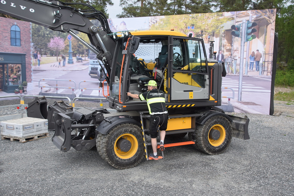 L’échelle de la Volvo EWR 170 se rétracte électriquement.