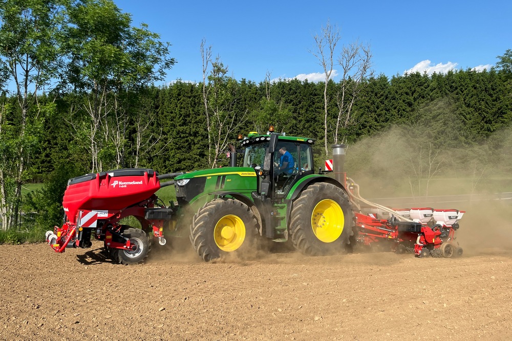 Kverneland Optima SX Geoforce Un semoir à pression permettant d'atteindre un débit de chantier important