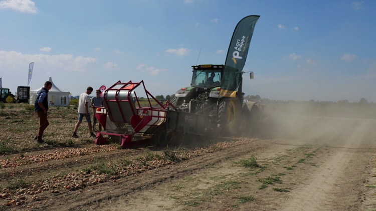 La vitesse d’avancement de l'Agri Poppe APU 225 se situe autour de 7 à 8 km/h