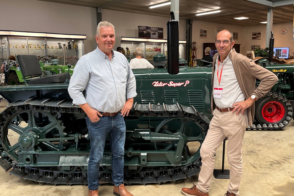 Herman Michiels, propriétaire du musée, et Jan Ebinger, responsable presse et des visites, posent fièrement devant le rare Zetor Super P sur chenilles métalliques.