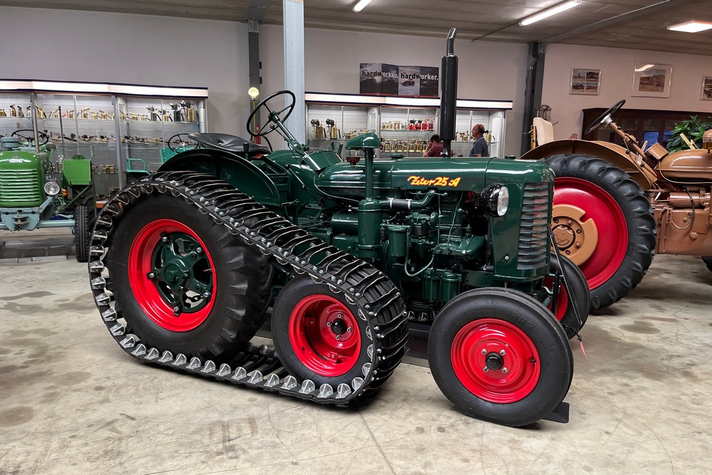 Produit entre 1954 et 1958, le Zetor 25 Half-Track est une pièce rare. Il resterait au maximum 10 exemplaires en état de fonctionnement.