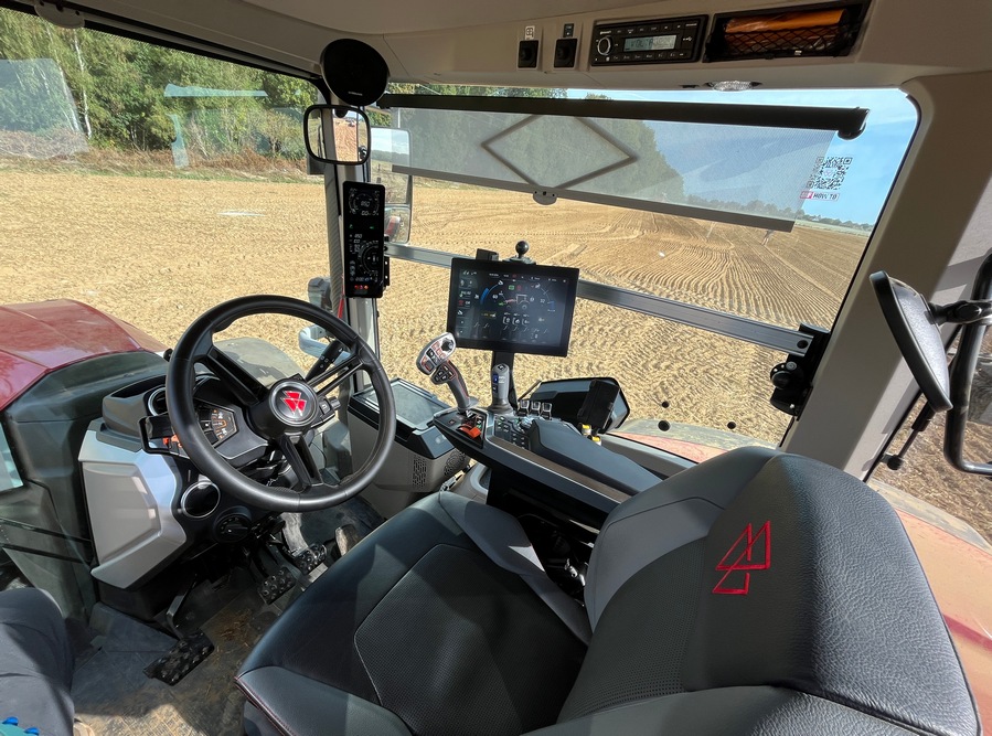 Le MF 7S Mark 2 reprend la spacieuse cabine qui fait le succès des MF 8S Xtra et MF 9s. À bord de celle-ci, les utilisateurs de Massey Ferguson ne sont pas perdus et apprécieront les grands terminaux Datatronic 6 et Fieldstar 6.