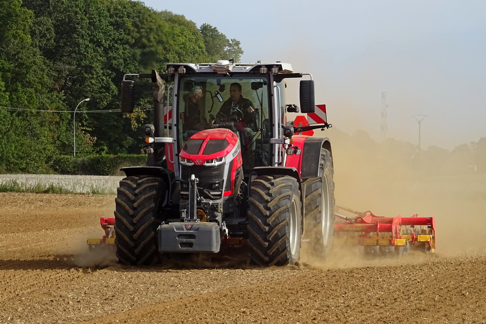 Autre nouveauté, les gyrophares sont intégrés dans la casquette de toit pour réduire la hauteur du tracteur.