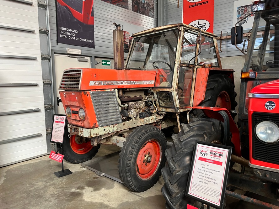 Le Zetor Crystal 8011 a inauguré la série UR2 en 1968. Par rapport aux concurrents de l’époque, il était très bien équipé : une cabine spacieuse montée d’usine, des freins à air, une boîte de vitesses à 16 vitesses avant et 8 arrière et un multipower. Le tout, moins cher que ses concurrents occidentaux !