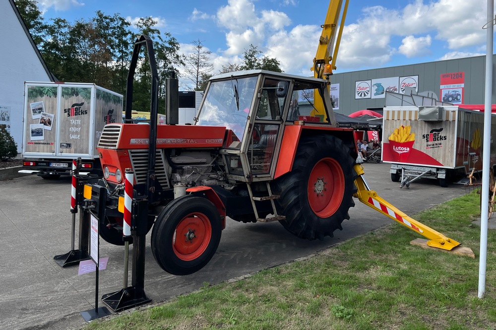 Le Zetor Crystal 8011 a inauguré la série UR2 en 1968. Par rapport aux concurrents de l’époque, il était très bien équipé : une cabine spacieuse montée d’usine, des freins à air, une boîte de vitesses à 16 vitesses avant et 8 arrière et un multipower. Le tout, moins cher que ses concurrents occidentaux !