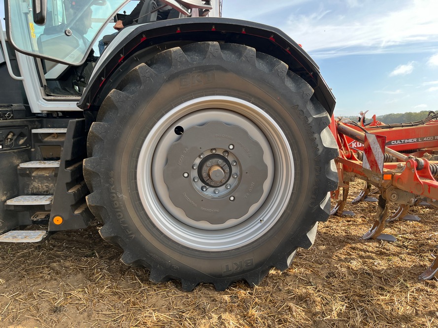 BKT a développé le nouveau pneu Agrimax V-Flecto VF 710/60 R44 spécialement pour cette nouvelle série de tracteurs. 
