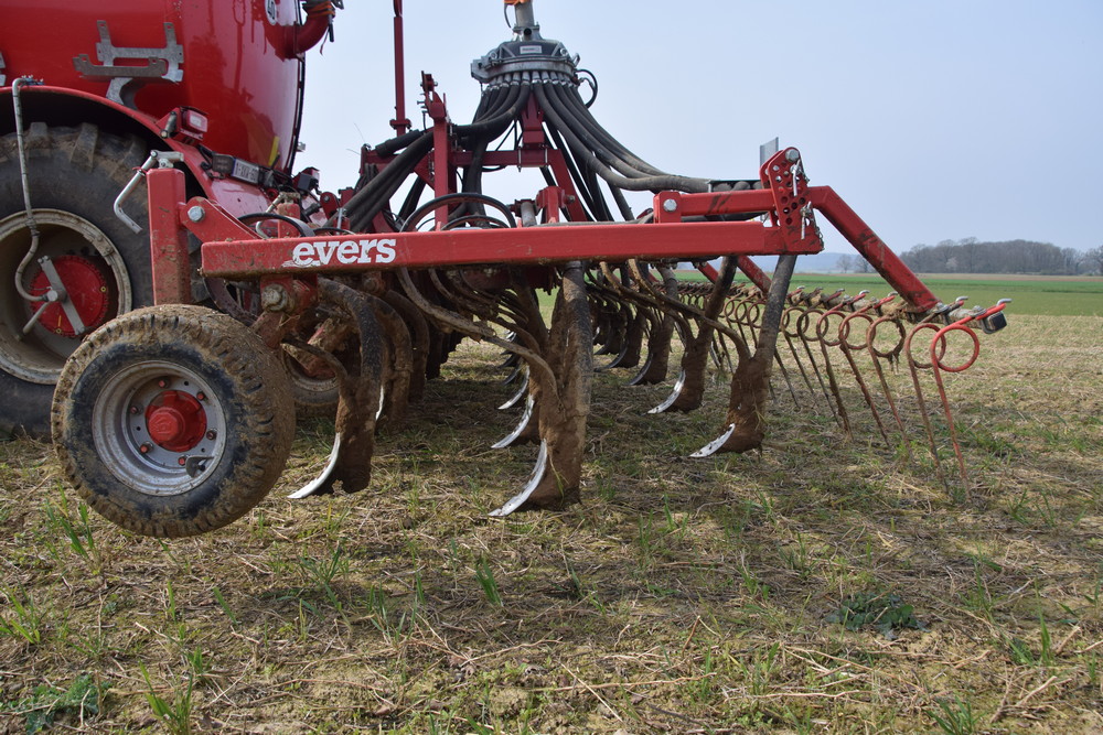 L’outil de Lissens Agro possède 26 dents à ressort réparties sur trois rangées.