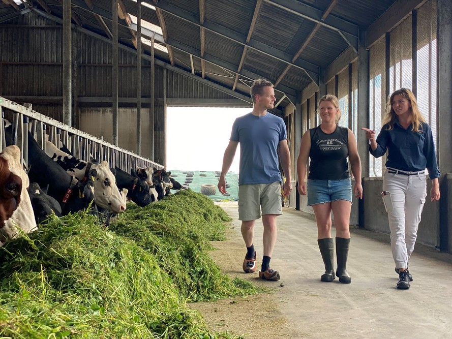 L’éleveuse Berdien Woldring-Stoel et son mari Harmen avec Aliena van der Hout, spécialiste bovins chez Heemskerk Dairy.