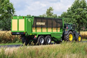 L'essieu suiveur de série ainsi que l'essieu directeur hydraulique disponible en option assurent un confort de conduite optimal et beaucoup de maniabilité au champ comme sur la route.