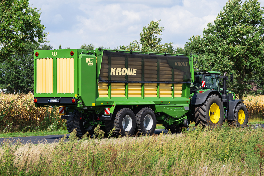 L'essieu suiveur de série ainsi que l'essieu directeur hydraulique disponible en option assurent un confort de conduite optimal et beaucoup de maniabilité au champ comme sur la route.