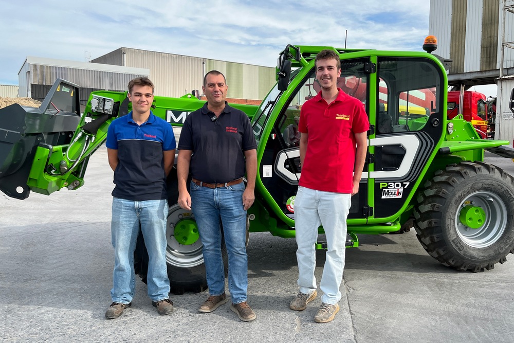 Nicolas, Hervé et Léon Thiébaut devant leur Merlo le plus récent, un P 30.7 mis en service ce printemps.