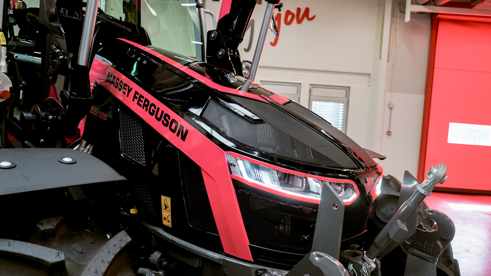 La version Octobre Rose du tracteur MF 5S.125 avec son chargeur FL.4124 a été préparée au sein de l’usine de Beauvais par l’équipe MF By You.