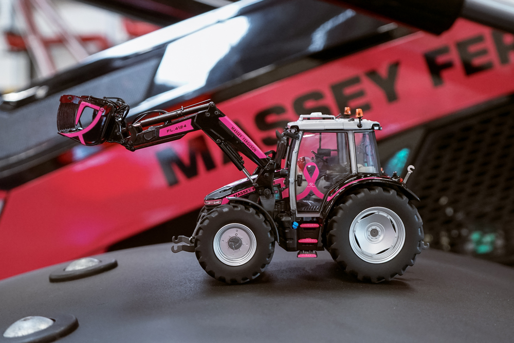 La miniature MF 5S.125 et FL.4124 Pink October est limitée à 1 000 exemplaires. Les bénéfices générés par leur vente seront reversés à des associations caritatives.