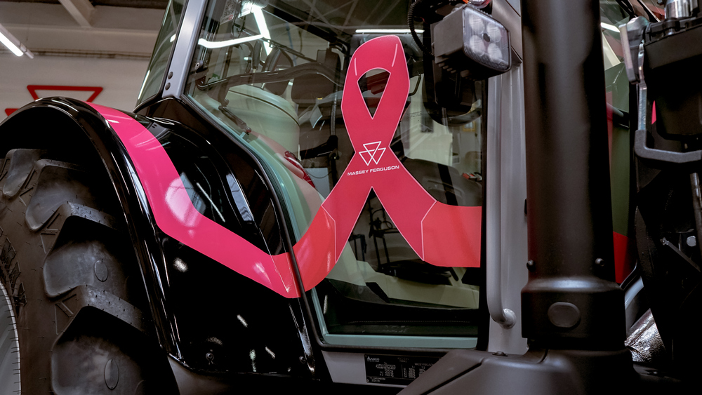 La version Octobre Rose du tracteur MF 5S.125 avec son chargeur FL.4124 a été préparée au sein de l’usine de Beauvais par l’équipe MF By You.