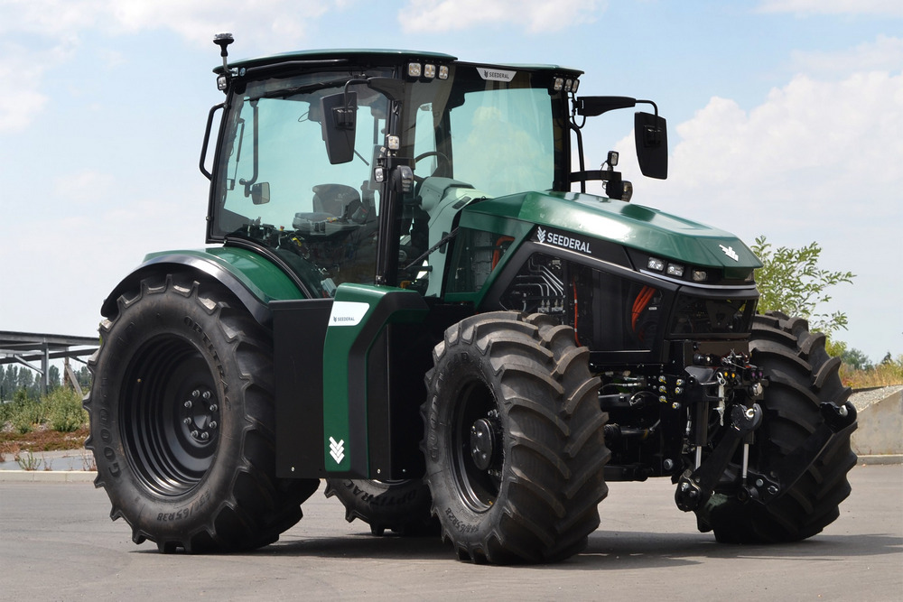 Tracteur agricole nativement électrique Seederal, sur le site d'essai de La Janais, près de Rennes